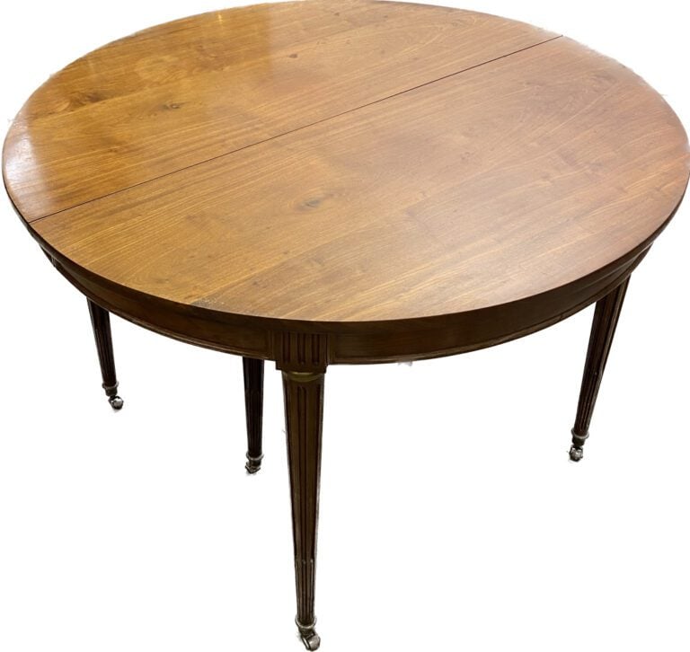 Table ronde en noyer à plateau portefeuille posant sur quatre pieds gainés bagu…