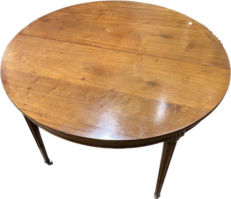 Table ronde en noyer à plateau portefeuille posant sur quatre pieds gainés bagu…