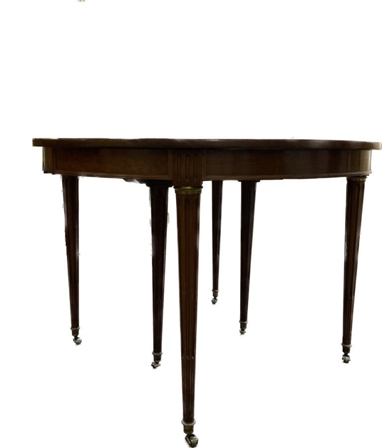 Table ronde en noyer à plateau portefeuille posant sur quatre pieds gainés bagu…