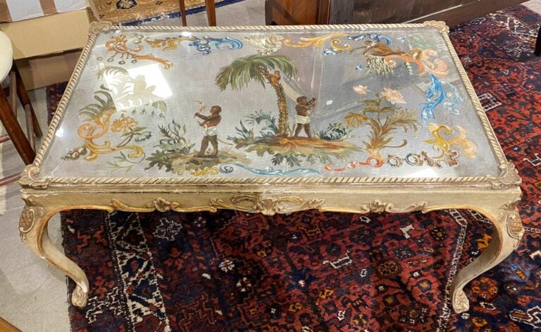 Table basse en bois sculpté laqué polychrome à décor de feuillages, cartouches…