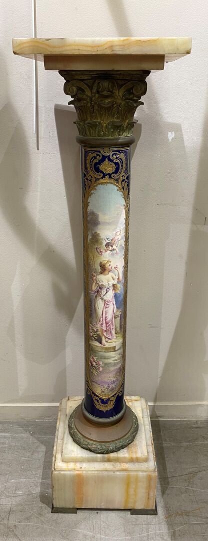 Sellette formée d'une colonne en porcelaine à chapiteau corinthien à décor poly…