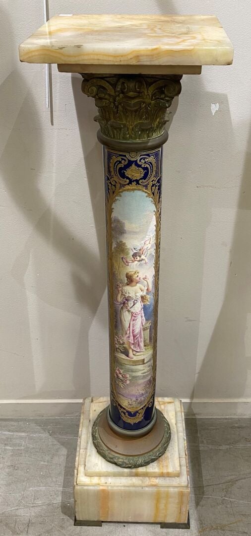 Sellette formée d'une colonne en porcelaine à chapiteau corinthien à décor poly…