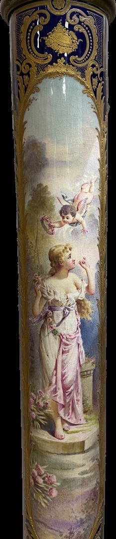Sellette formée d'une colonne en porcelaine à chapiteau corinthien à décor poly…