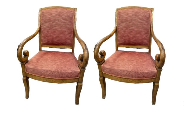 Paire de fauteuils en noyer mouluré à dossier légèrement renversé, accotoirs à…