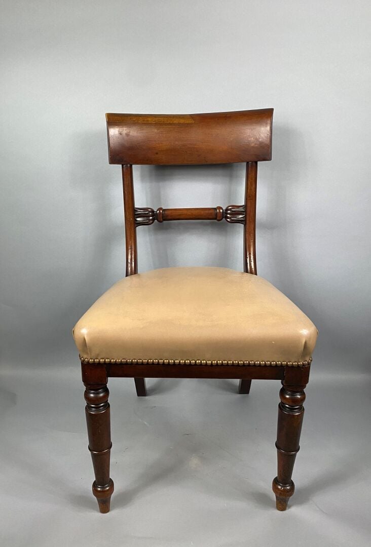 Suite de six chaises en acajou à dossier bandeau ajouré, pied balustre à l'avan…