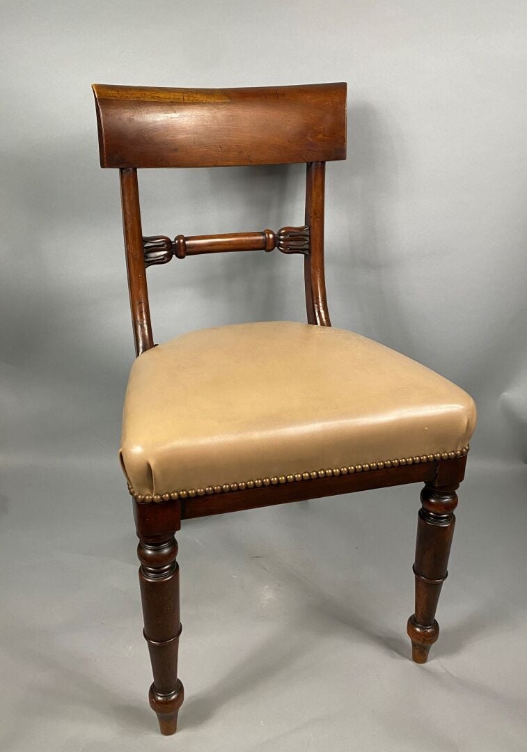 Suite de six chaises en acajou à dossier bandeau ajouré, pied balustre à l'avan…