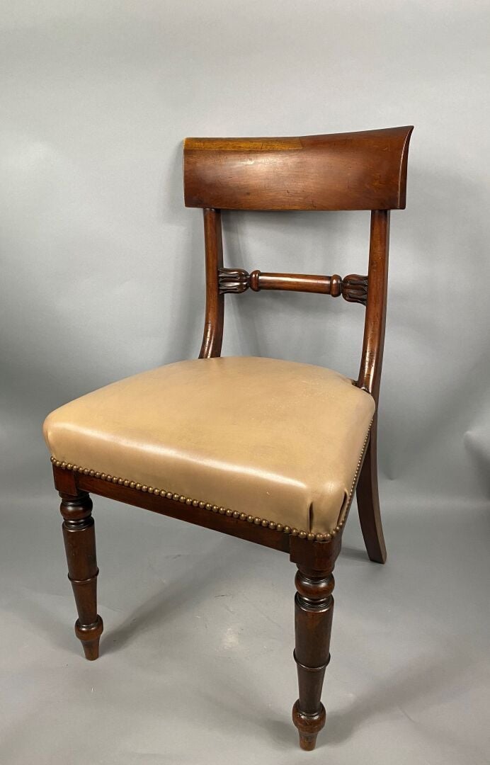 Suite de six chaises en acajou à dossier bandeau ajouré, pied balustre à l'avan…
