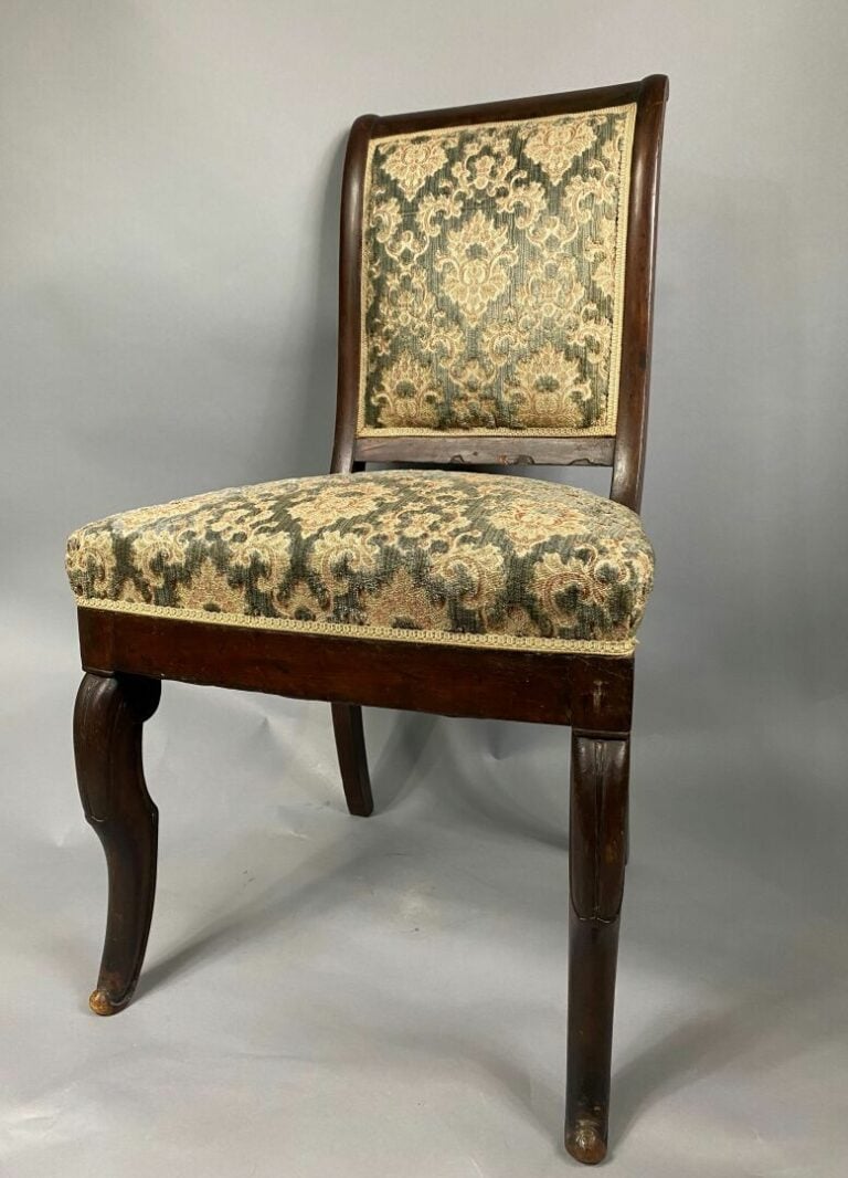 Suite de six chaises en acajou à dossier bandeau ajouré, pied balustre à l'avan…