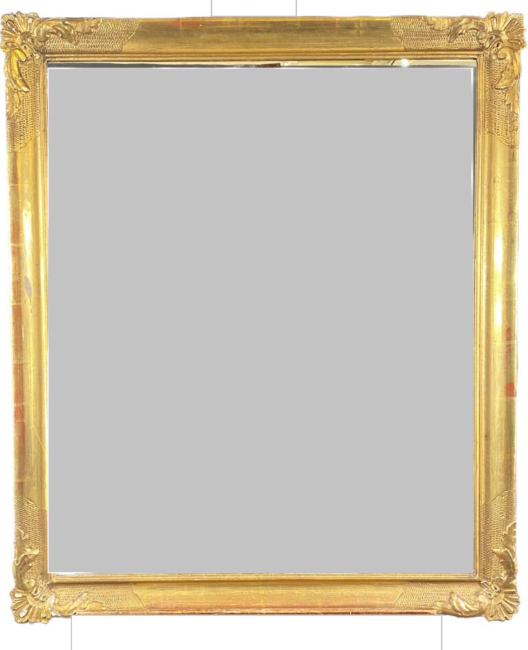 Miroir rectangulaire en bois et composition doré à décor de frise - Travail mod…