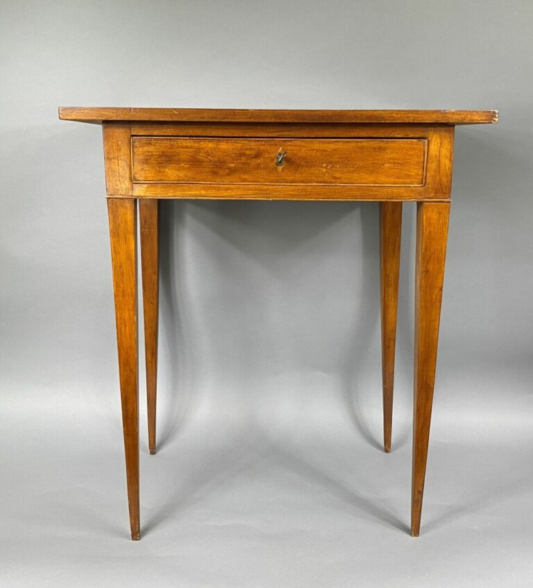 Petite table d'appoint en bois naturel ouvrant à un tiroir en ceinture, pieds g…