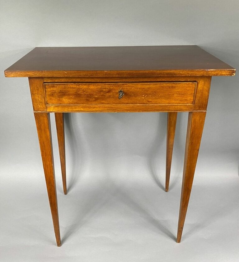Petite table d'appoint en bois naturel ouvrant à un tiroir en ceinture, pieds g…
