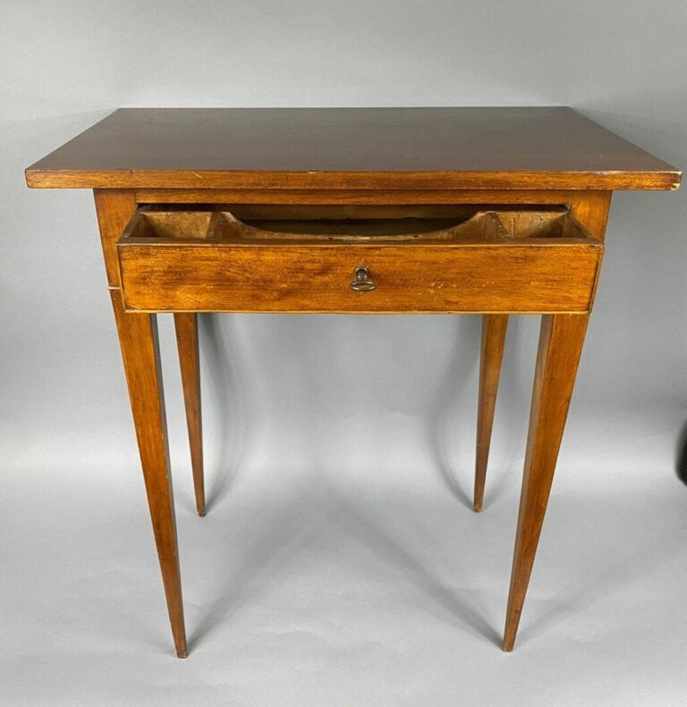 Petite table d'appoint en bois naturel ouvrant à un tiroir en ceinture, pieds g…