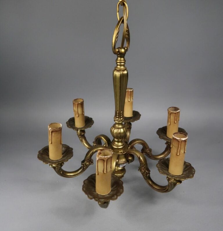 Lustre en bronze à cinq bras de lumière mouvementés à décor d'enroulements feui…