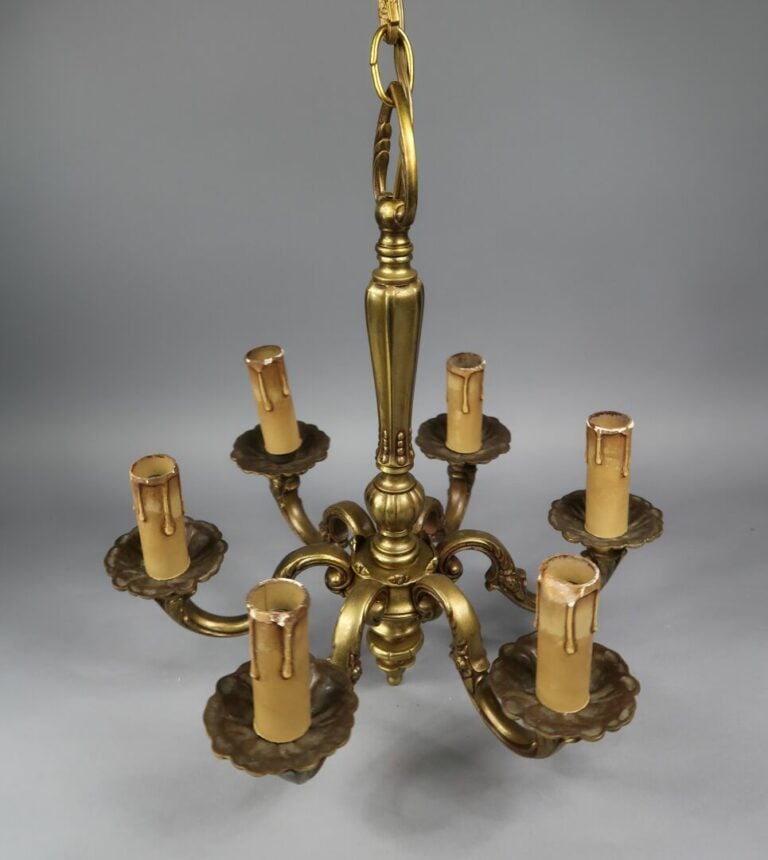 Lustre en bronze à cinq bras de lumière mouvementés à décor d'enroulements feui…