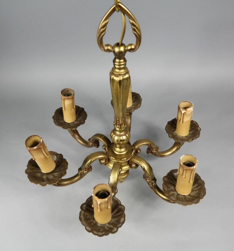 Lustre en bronze à cinq bras de lumière mouvementés à décor d'enroulements feui…