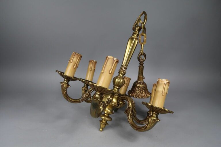 Lustre en bronze à cinq bras de lumière mouvementés à décor d'enroulements feui…