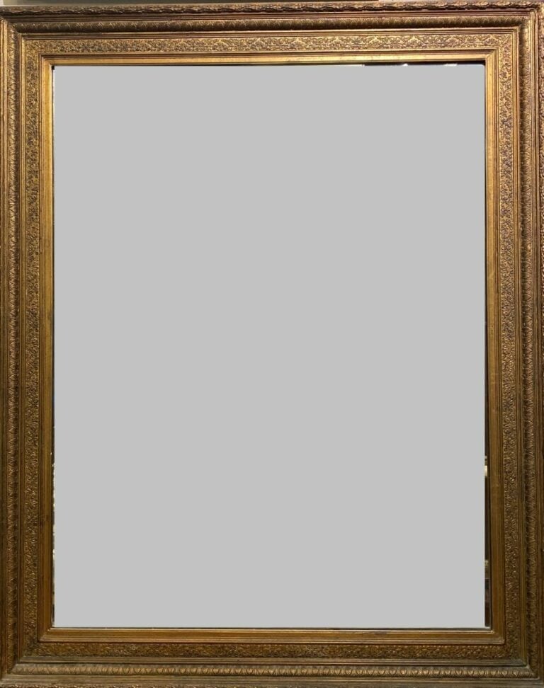 Grand miroir de forme rectangulaire en bois et stuc doré à décor de frises de r…