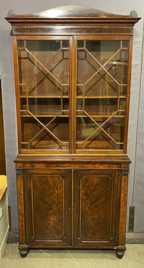Meuble deux corps en bois et placage d'acajou, ouvrant en partie basse par deux…