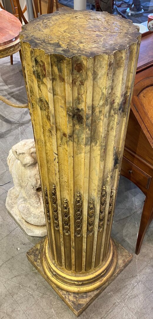 Colonne cannelée tronquée en bois peint à l'imitation du marbre jaune - H : 125…