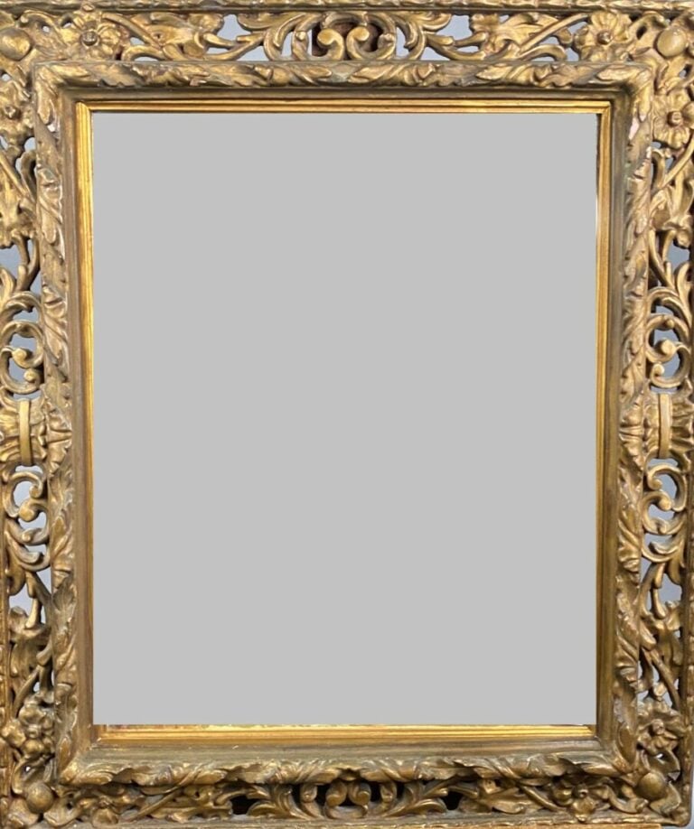 Lot de deux miroirs en bois doré et sculpté, l'un à encadrement ajouré de feuil…