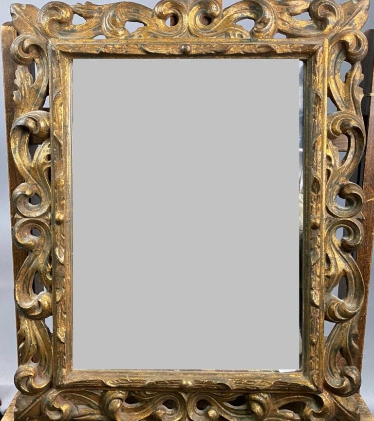Lot de deux miroirs en bois doré et sculpté, l'un à encadrement ajouré de feuil…