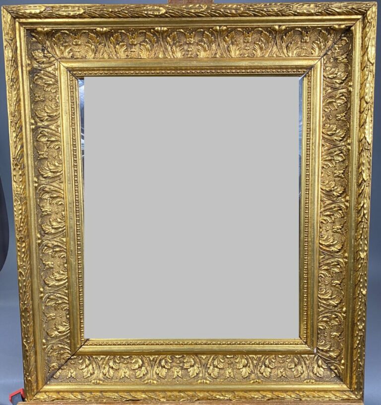 Lot de deux miroirs en bois doré et sculpté, l'un à encadrement ajouré de feuil…