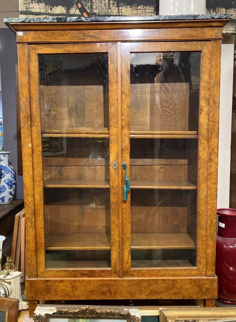 Meuble vitrine en bois et placage d'acajou ouvrant à deux portes vitrées, monta…