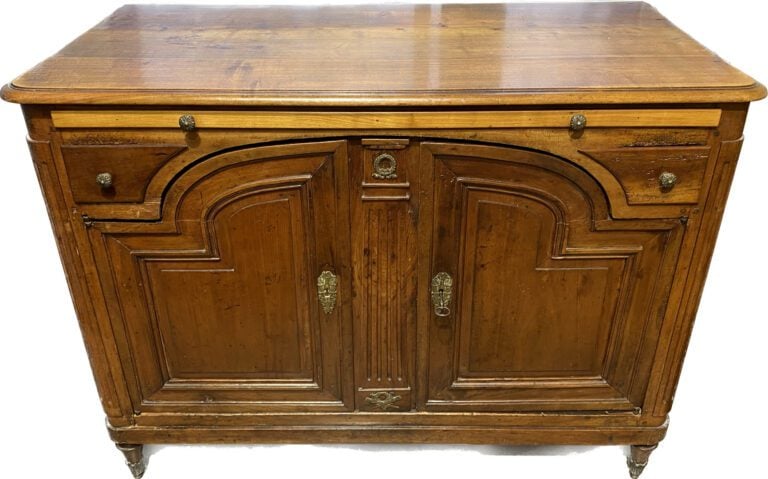 Buffet en noyer mouluré ouvrant à deux portes surmontées de deux tiroirs et une…