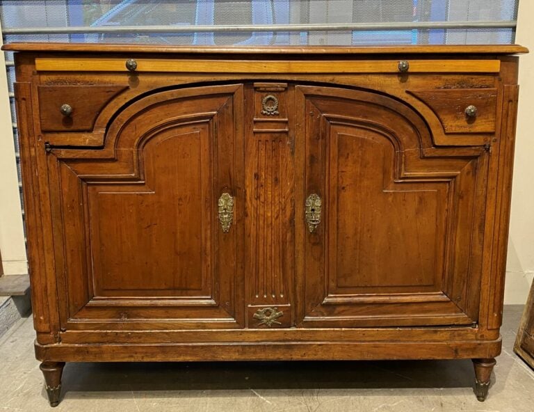Buffet en noyer mouluré ouvrant à deux portes surmontées de deux tiroirs et une…