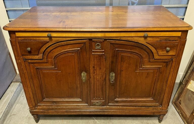 Buffet en noyer mouluré ouvrant à deux portes surmontées de deux tiroirs et une…
