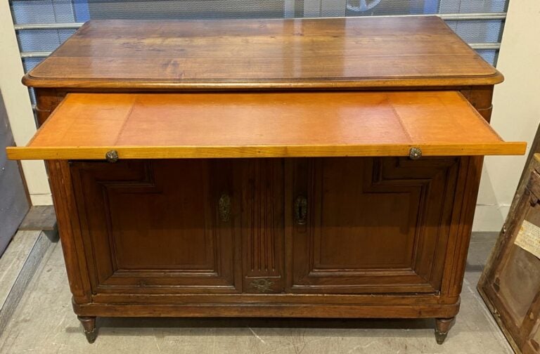 Buffet en noyer mouluré ouvrant à deux portes surmontées de deux tiroirs et une…