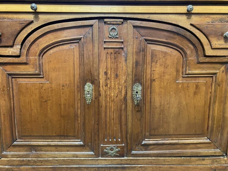 Buffet en noyer mouluré ouvrant à deux portes surmontées de deux tiroirs et une…