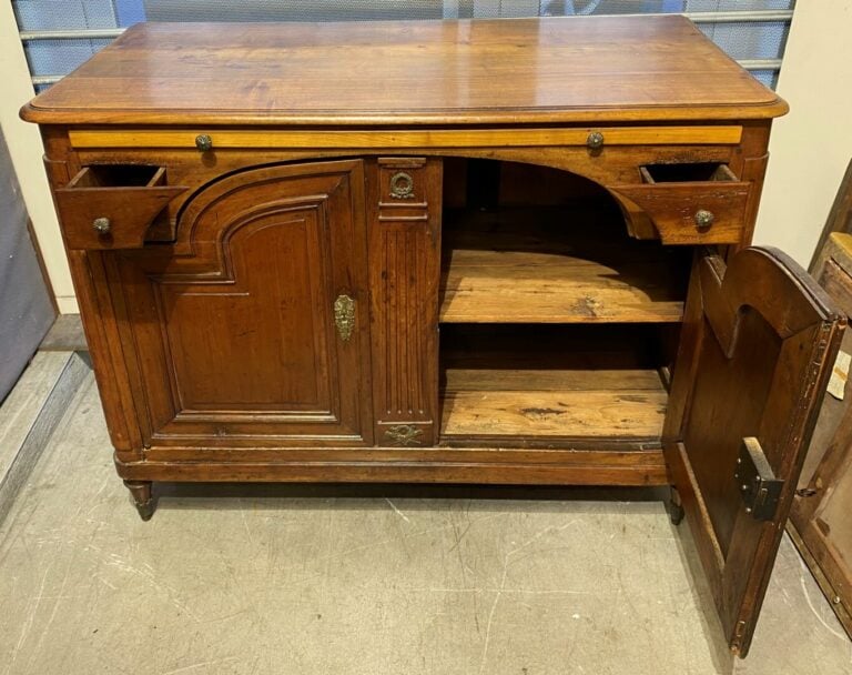 Buffet en noyer mouluré ouvrant à deux portes surmontées de deux tiroirs et une…