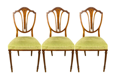 Suite de trois chaises de chambre en bois naturel à décor marqueté d'une fleure…