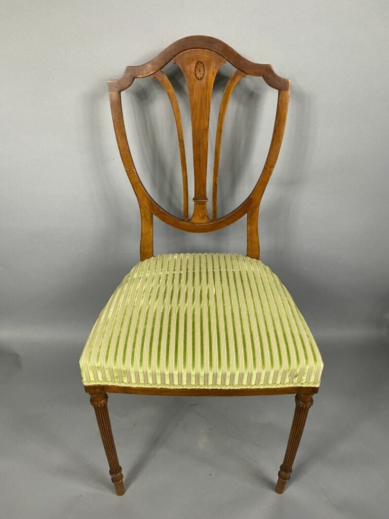 Suite de trois chaises de chambre en bois naturel à décor marqueté d'une fleure…