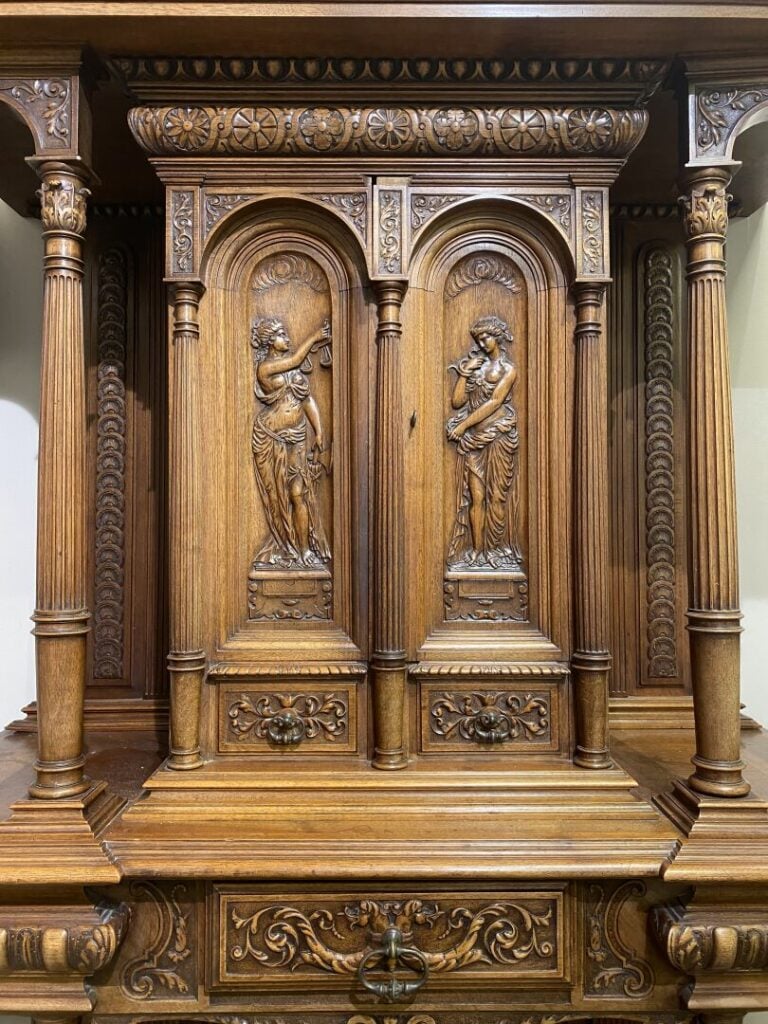 Dressoir en noyer mouluré et richement sculpté ouvrant par des tiroirs en ceint…