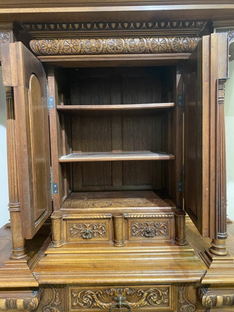 Dressoir en noyer mouluré et richement sculpté ouvrant par des tiroirs en ceint…