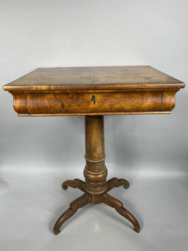 Table travailleuse en bois et placage d'acajou ouvrant à un tiroir en ceinture…