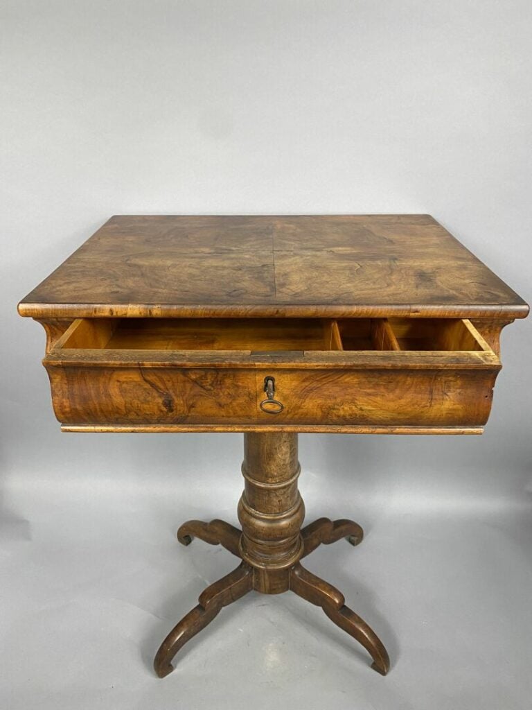 Table travailleuse en bois et placage d'acajou ouvrant à un tiroir en ceinture…