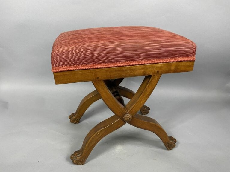 Table travailleuse en bois et placage d'acajou ouvrant à un tiroir en ceinture…