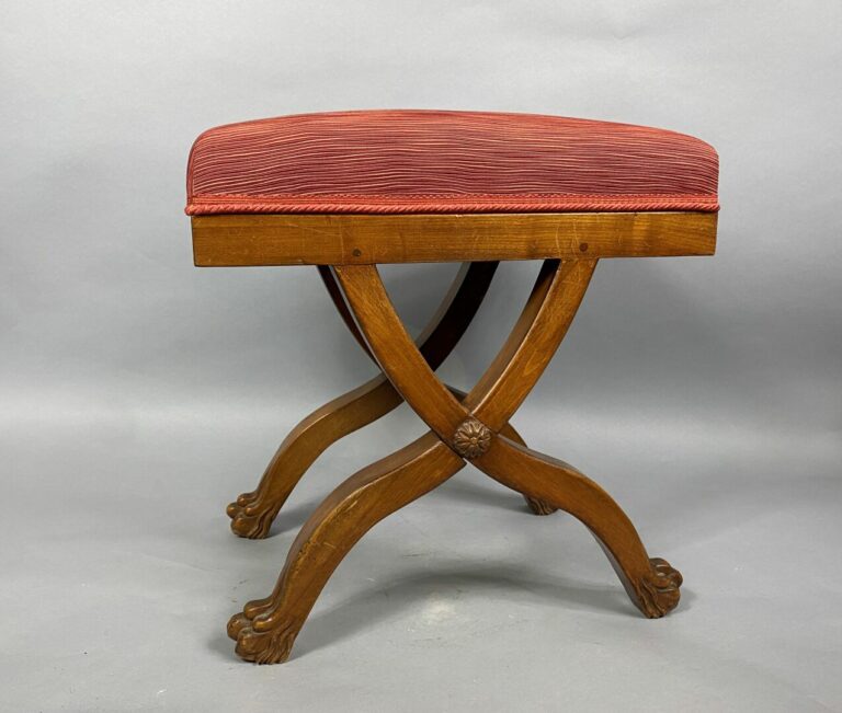 Table travailleuse en bois et placage d'acajou ouvrant à un tiroir en ceinture…