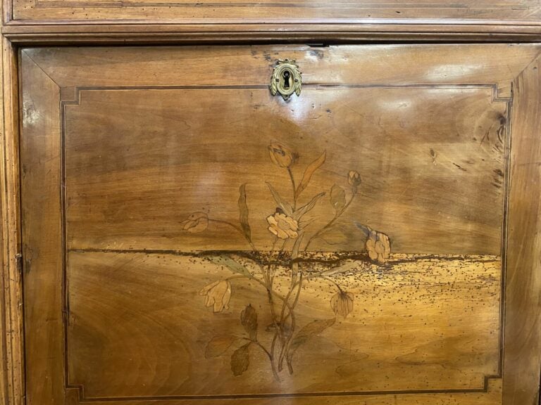 Secrétaire à abattant en bois de placage à décor floral marqueté ouvrant par de…