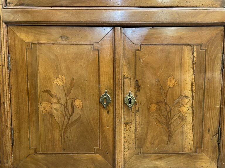 Secrétaire à abattant en bois de placage à décor floral marqueté ouvrant par de…