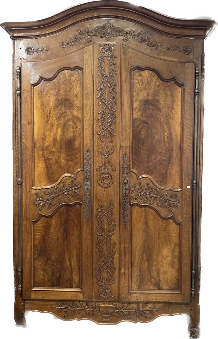Grande armoire en noyer mouluré et sculpté ouvrant à deux portes à décor de bra…