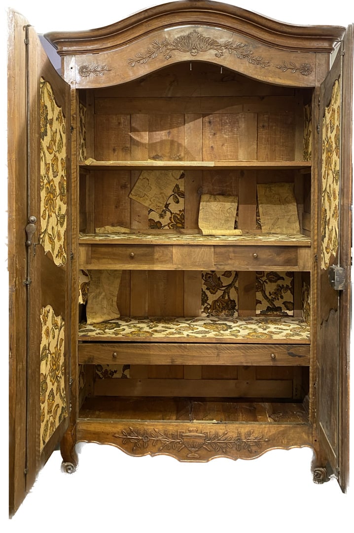 Grande armoire en noyer mouluré et sculpté ouvrant à deux portes à décor de bra…
