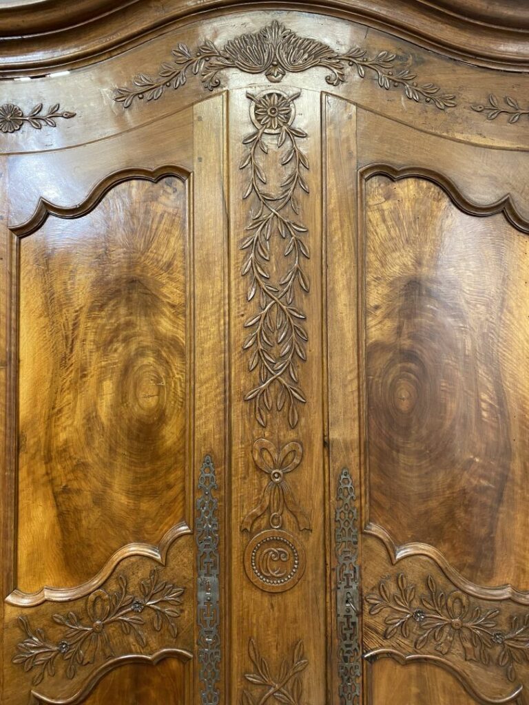Grande armoire en noyer mouluré et sculpté ouvrant à deux portes à décor de bra…
