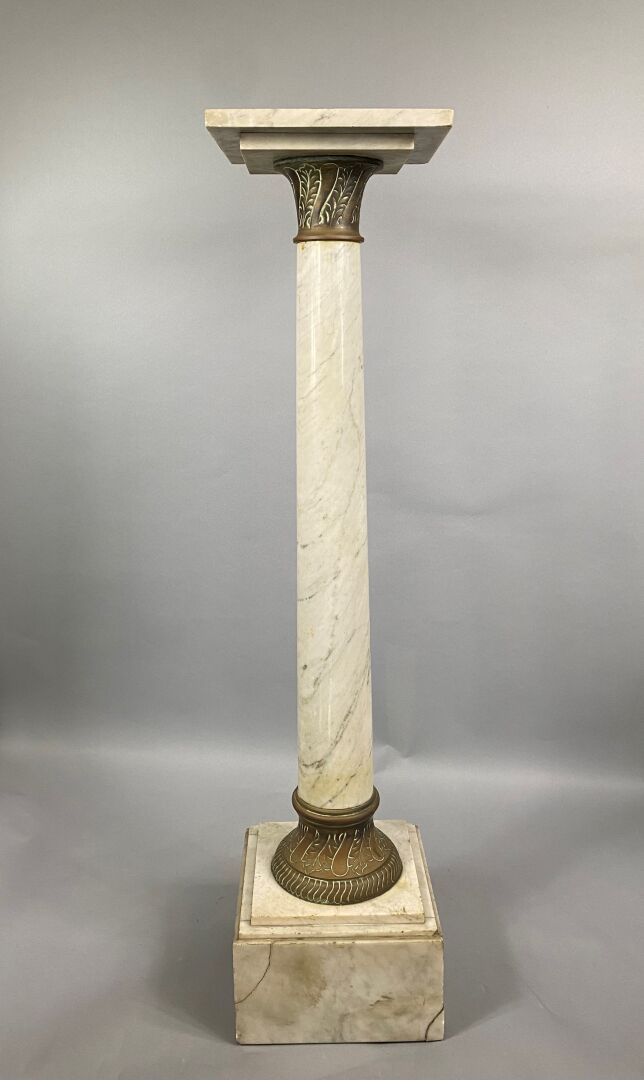 Sellette formée d'une colonne en marbre blanc veiné et placage posant sur une b…