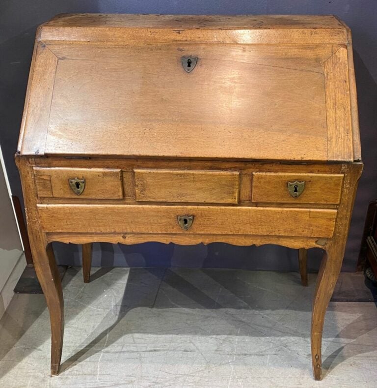 Bureau de pente en bois naturel ouvrant à trois tiroirs en ceinture et un abatt…