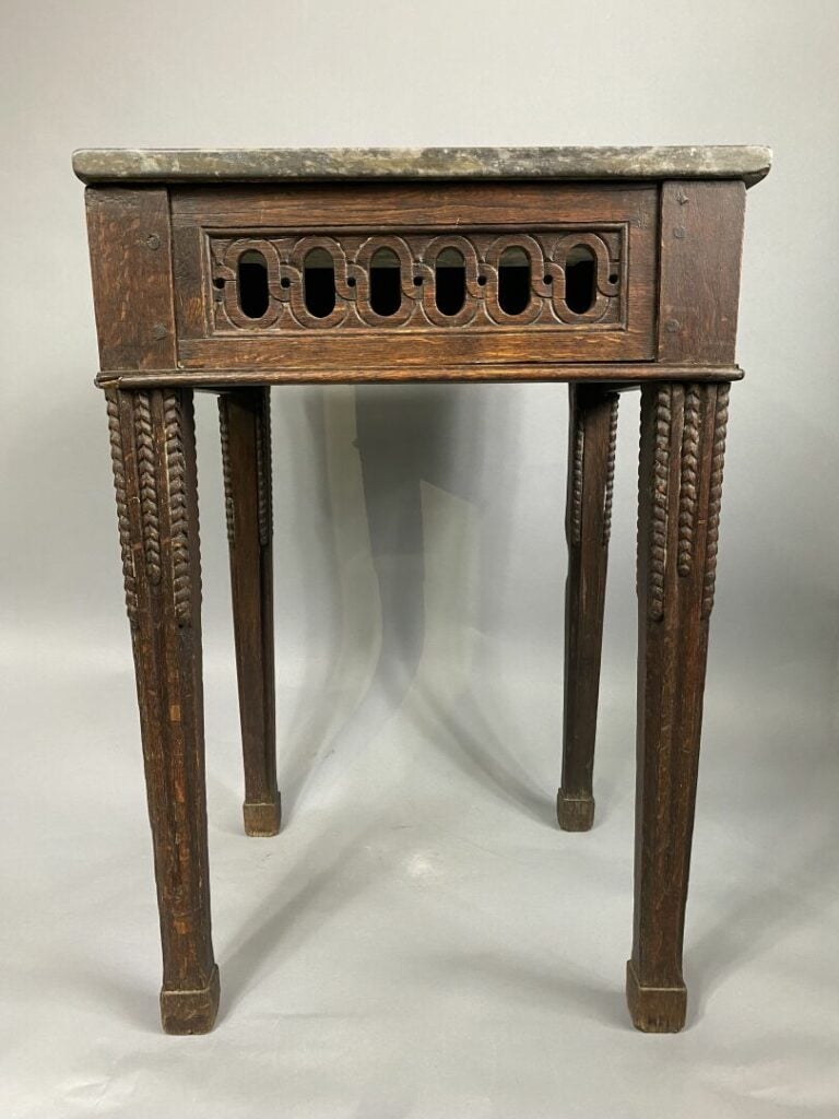 Paire de chevets en bois naturel, la ceinture à décor ajouré de frise, pieds ga…