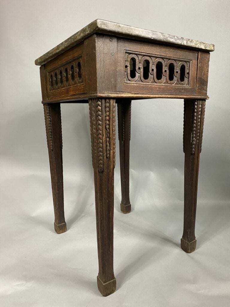Paire de chevets en bois naturel, la ceinture à décor ajouré de frise, pieds ga…